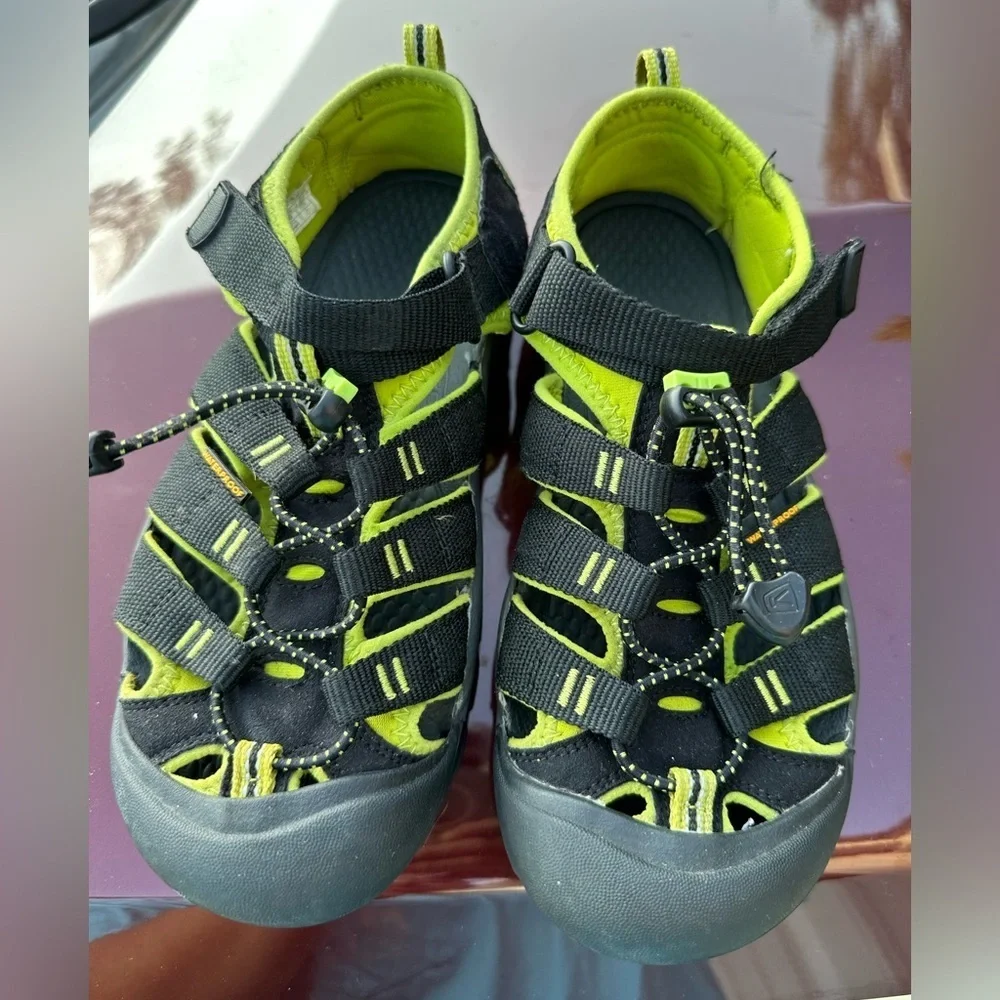 KEEN Women's Black and Lime Sandals - Picture 5 of 7